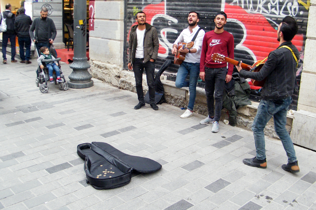 10 Mladi Turci na pola puta između svoje autohtone kulture i upliva ideja koje dolaze sa Zapada